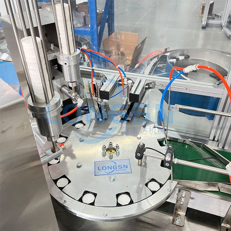 Automatische Plastikkappenversiegelungs -Einfügungsmaschinen -Kappen -Wattierungsmaschine