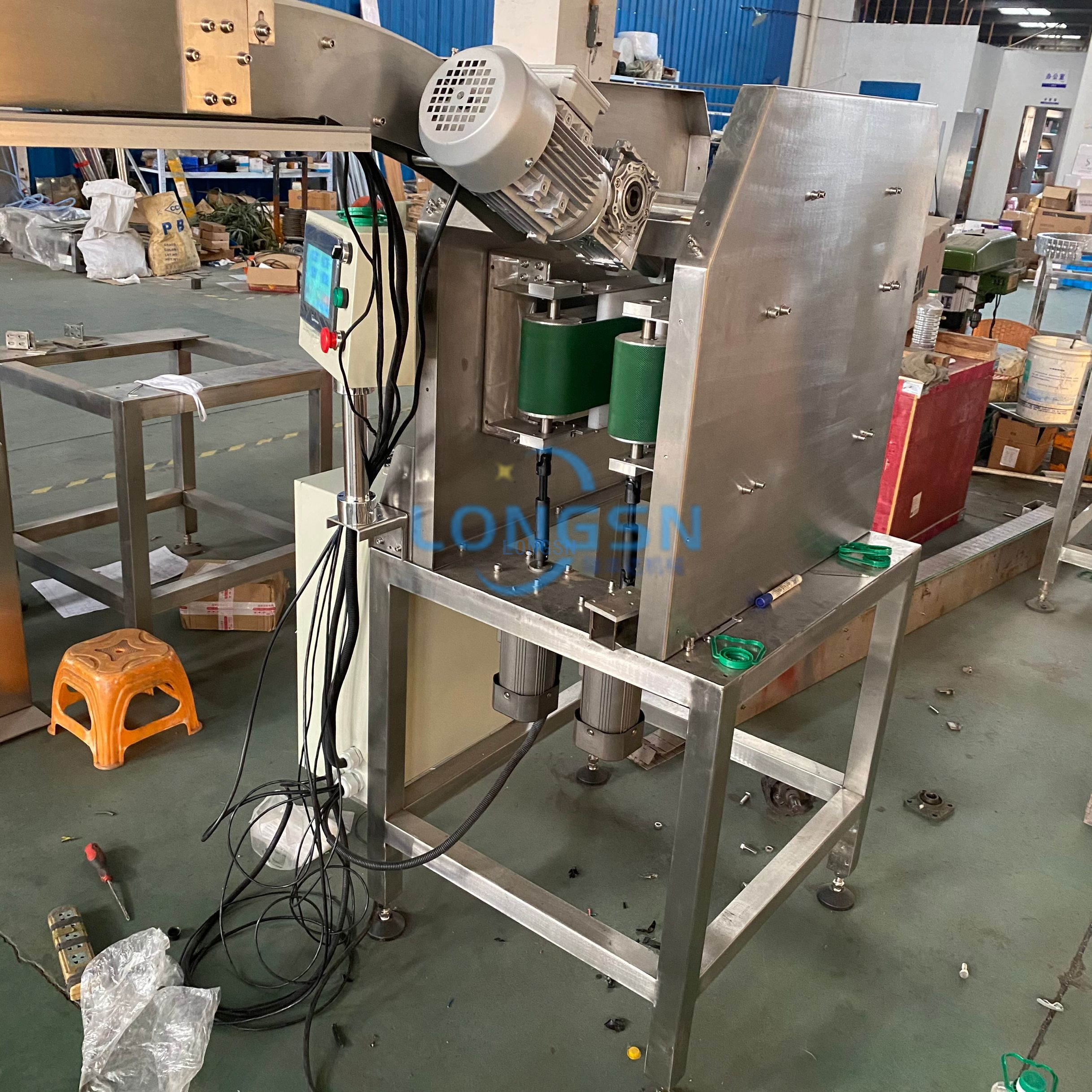 Automatische Big Bottle Bucket Neck Handle Ring Applikator Lifting Insertion Machine