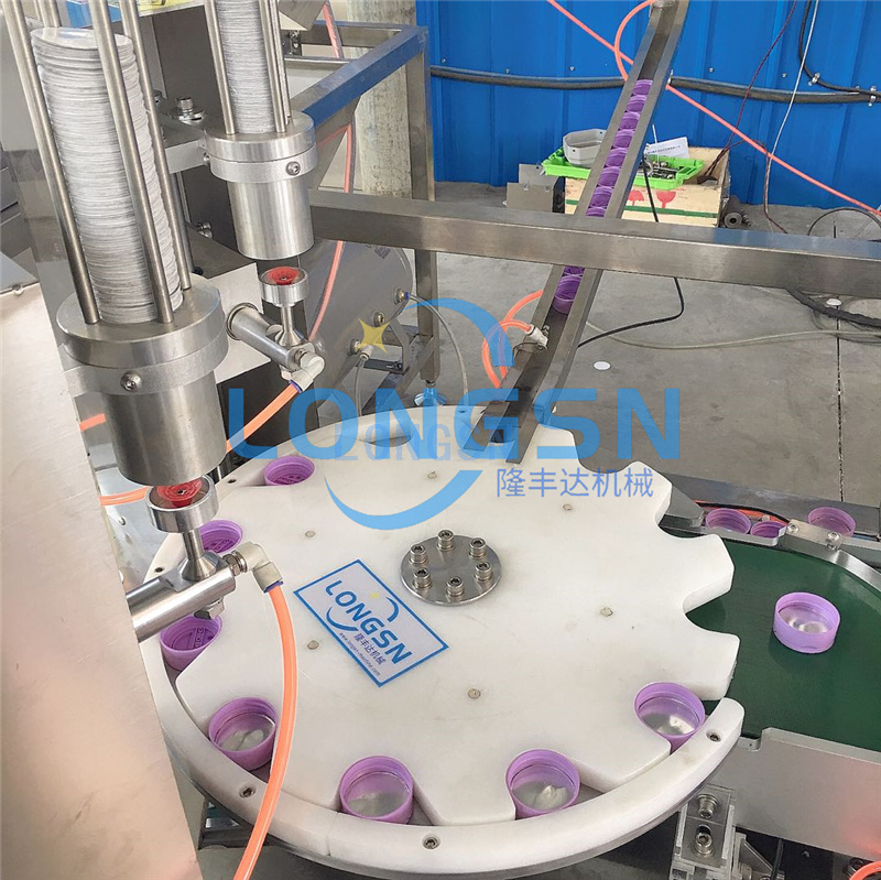 China-Lieferant automatische Kappenwattemaschine Deckelfuttermaschine Watteeinsatzmaschine